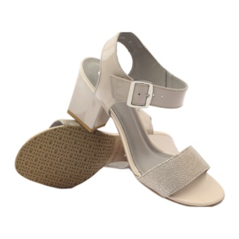 Auf dem Pfosten Edeo 3184 lackierte Sandalen beige 3