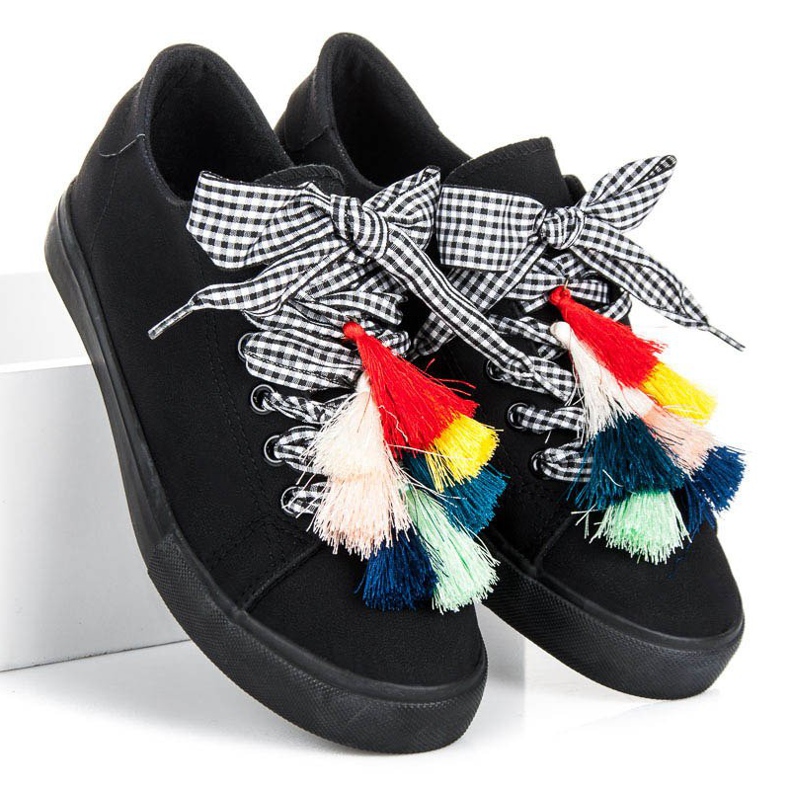 Ideal Shoes Schwarze Turnschuhe mit Fransen 1