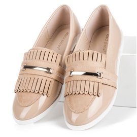 Ideal Shoes Beige lackierte Loafer 1