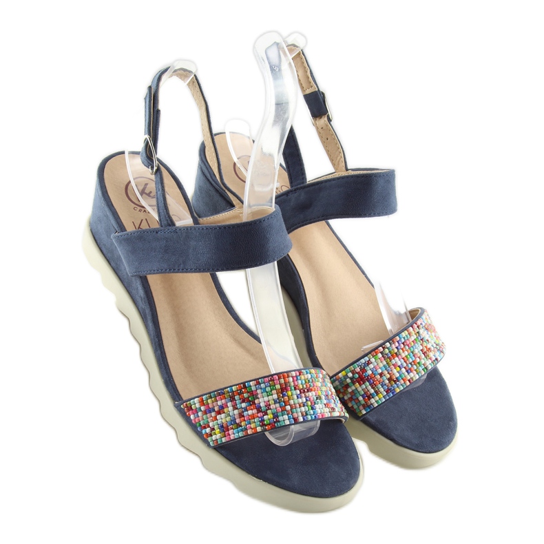 Sandalen auf marineblauen Jeans mit niedrigem Keilabsatz 2