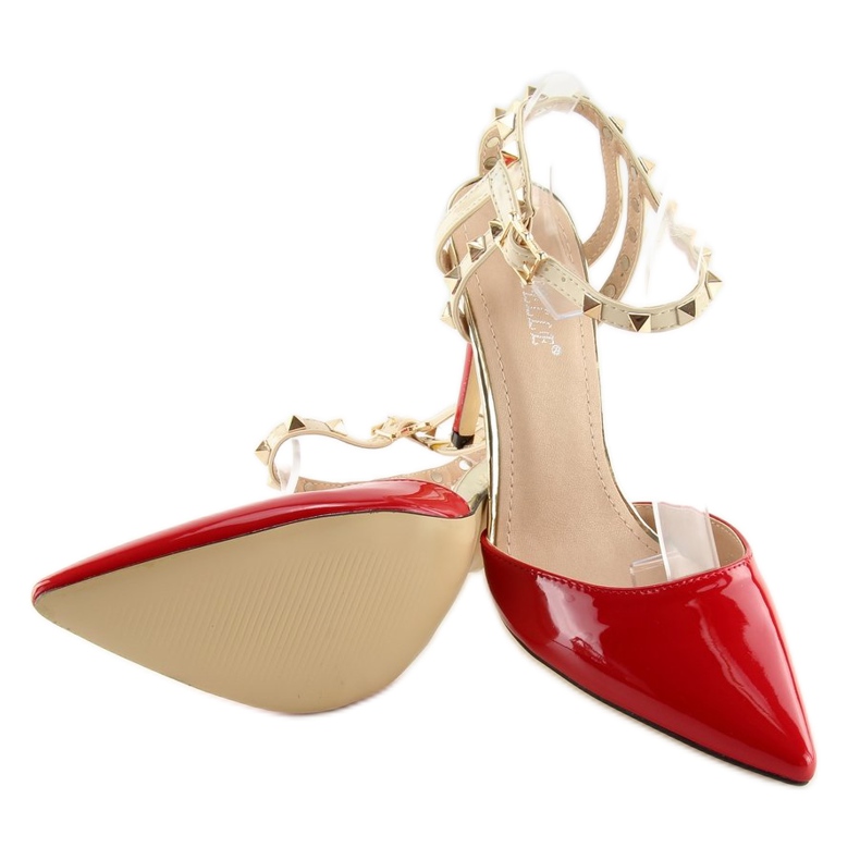 Pumps auf einer Anstecknadel mit roten Nieten 2