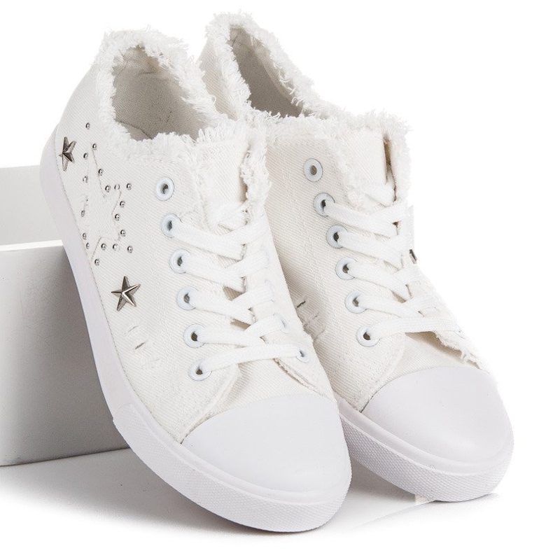 Turnschuhe aus weißem Stoff 2