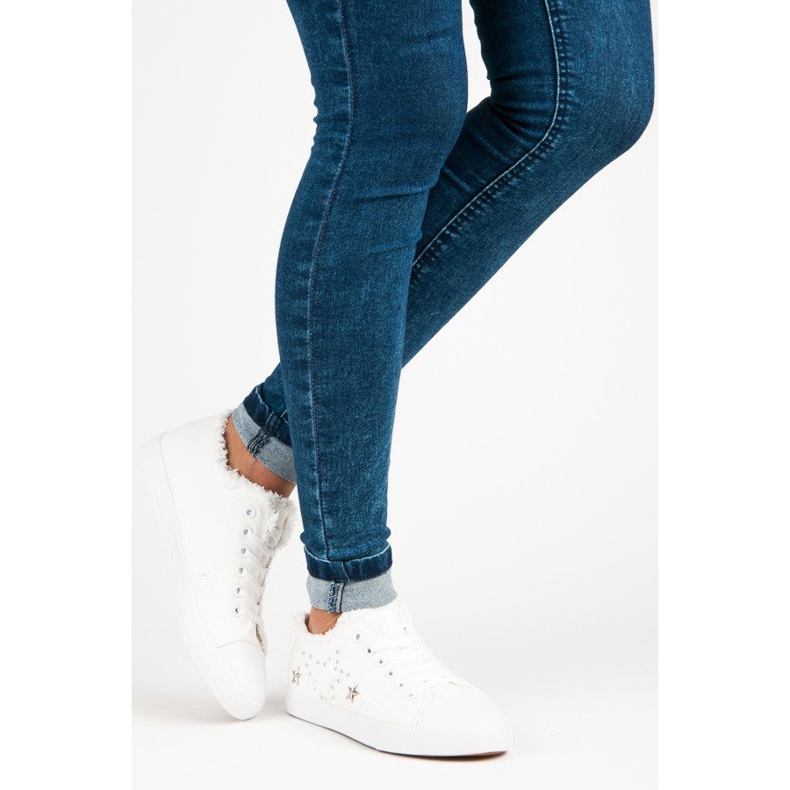 Turnschuhe aus weißem Stoff 1