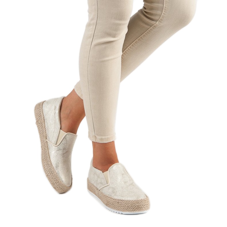 Betler Goldene Espadrilles auf der Plattform 1