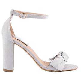 Wildledersandalen auf einem Pfosten grau 2