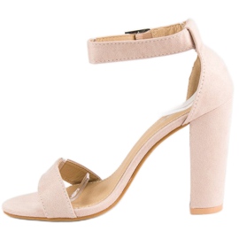 Klassische Sandalen an einer Bar beige 2