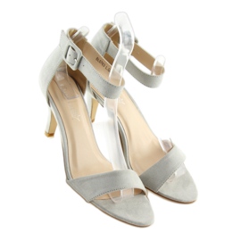 Sandalen auf niedrigen Absätzen grau BL0763 1