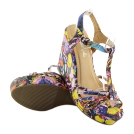 Sandalen auf dem Keil YX-17 schwarz 2