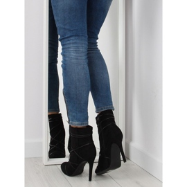 Schwarzes Wildleder auf hohem Absatz 1