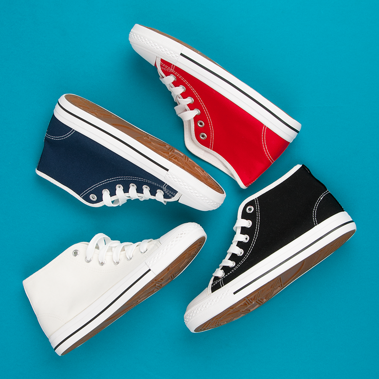 Schwarze Sneaker über dem Knöchel 1