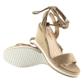 Sandalen auf einem beigen Keil JH630 Khaki 1