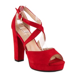 Sandalen auf einem hohen Pfosten rot 1