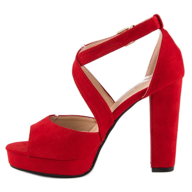 Sandalen auf einem hohen Pfosten rot 2