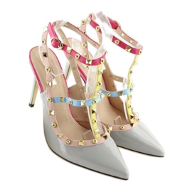 Pumps an einer Nadel mit grauen Nieten 1381 1