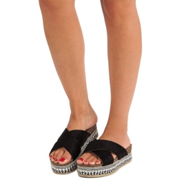 Schwarze Hausschuhe auf der Plattform 1