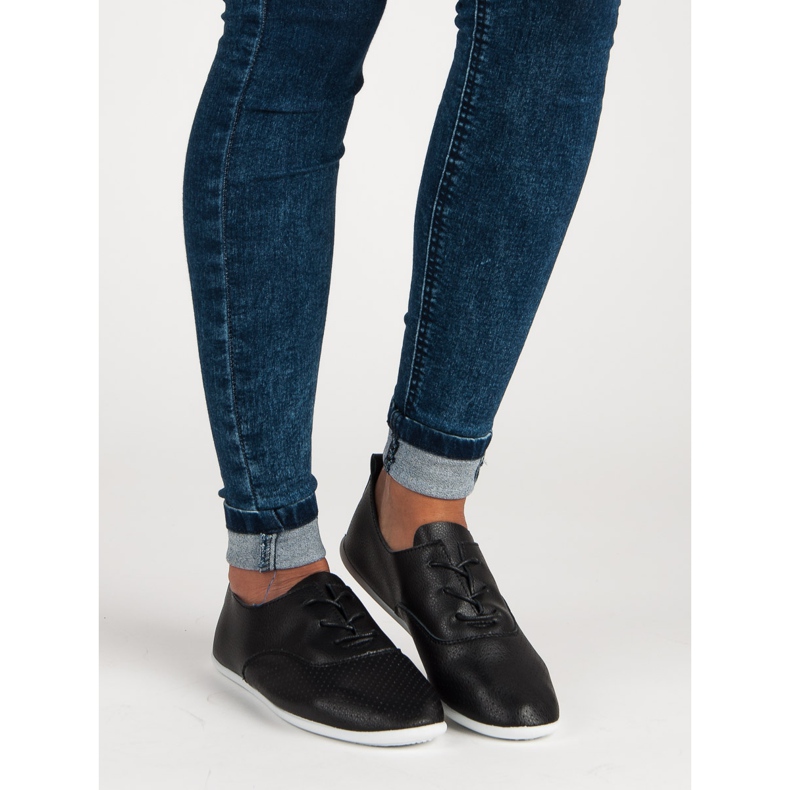 Schwarze Turnschuhe zum Schnüren 1