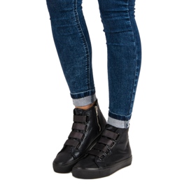 Schwarze Turnschuhe mit Gummiband 1