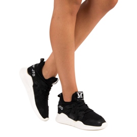 Schwarze Sportschuhe 2