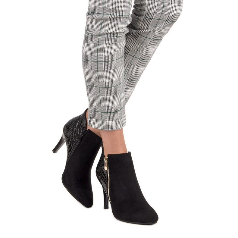 Schwarze Stiefeletten auf hohem Absatz 1