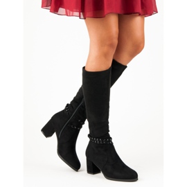 Wildlederstiefel am Pfosten schwarz 2