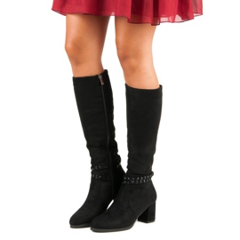 Wildlederstiefel am Pfosten schwarz 1