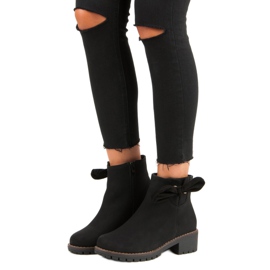 Schwarze Stiefel mit hohen Absätzen 1