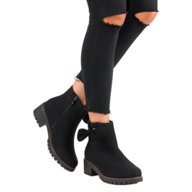 Schwarze Stiefel mit hohen Absätzen 2