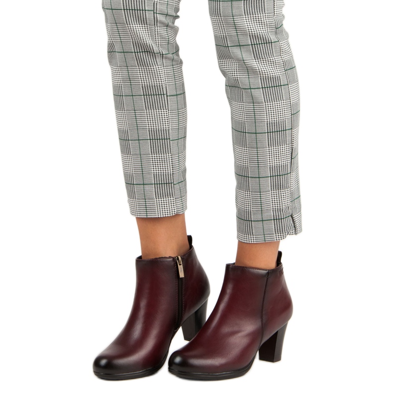 Elegante Stiefel auf dem Vinceza-Pfosten rot 1