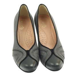 Graue Espinto-Pumps am Pfosten 4