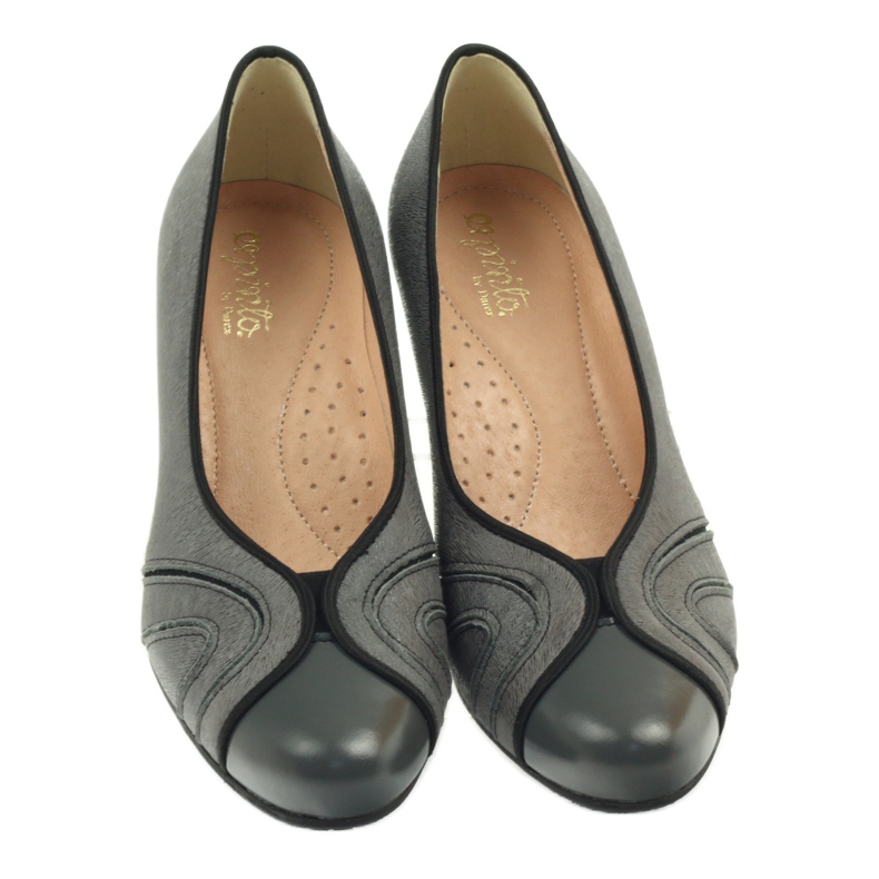 Graue Espinto-Pumps am Pfosten 4