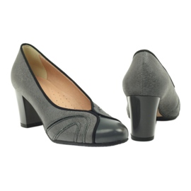 Graue Espinto-Pumps am Pfosten 3