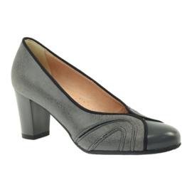 Graue Espinto-Pumps am Pfosten 1