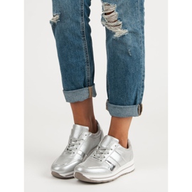 Silberne Turnschuhe grau 2