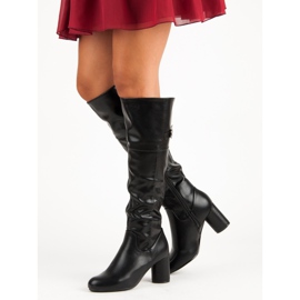 Schwarze Stiefel mit hohen Absätzen 2