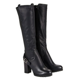 Passende Stiefel am Pfosten schwarz 1