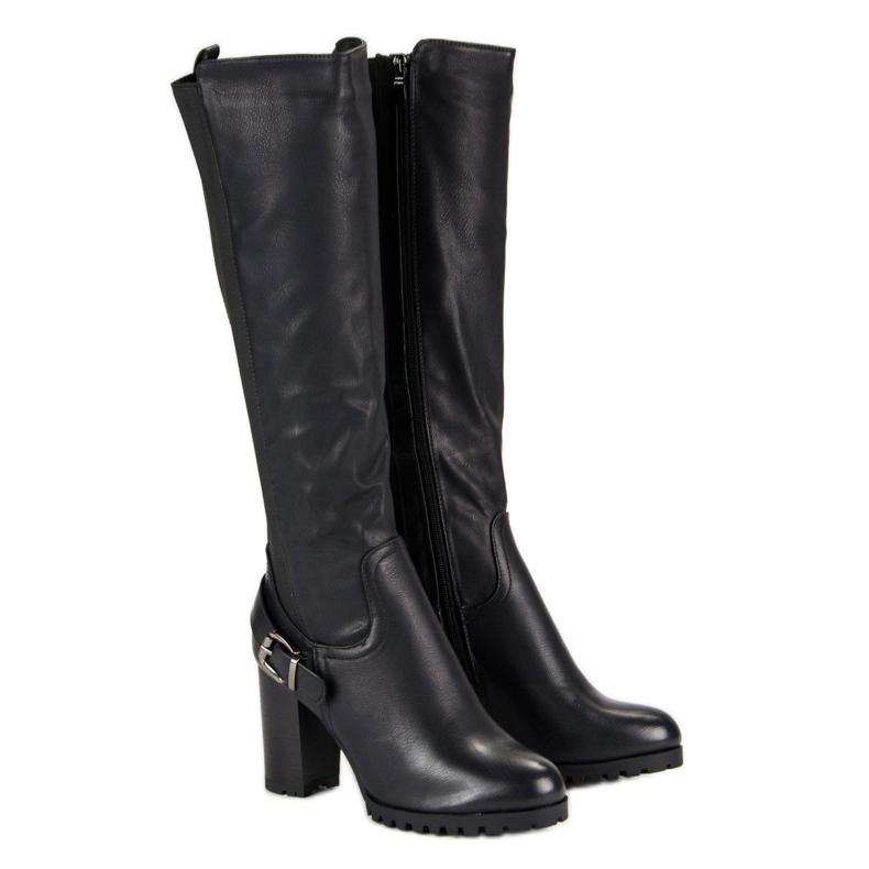 Passende Stiefel am Pfosten schwarz 1