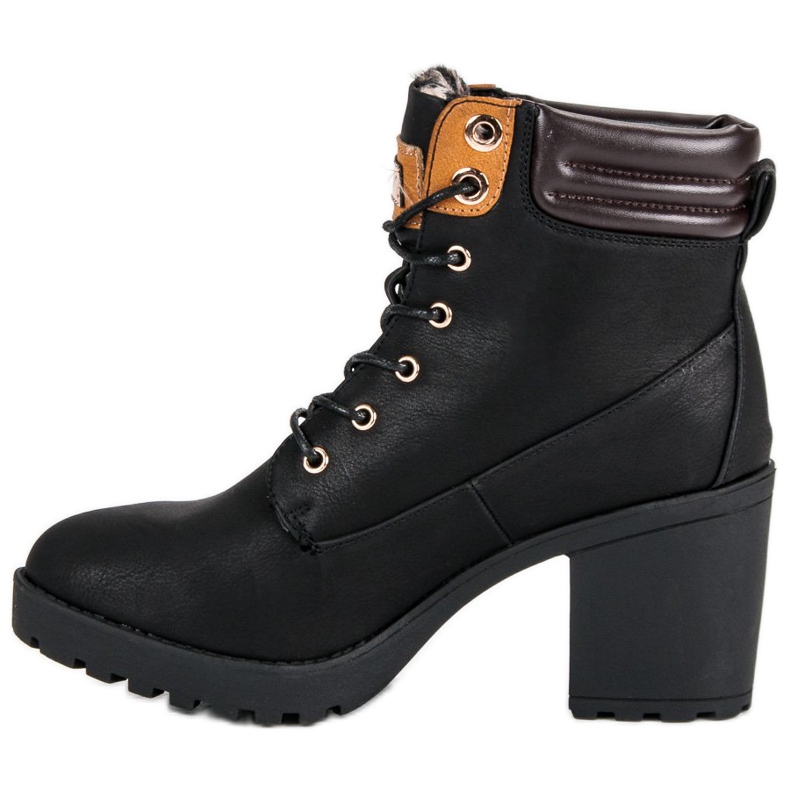 Queentina Schwarze Säcke auf der Post 1