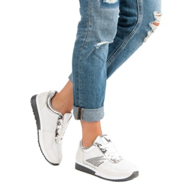 Stylische Sportschuhe weiß 2