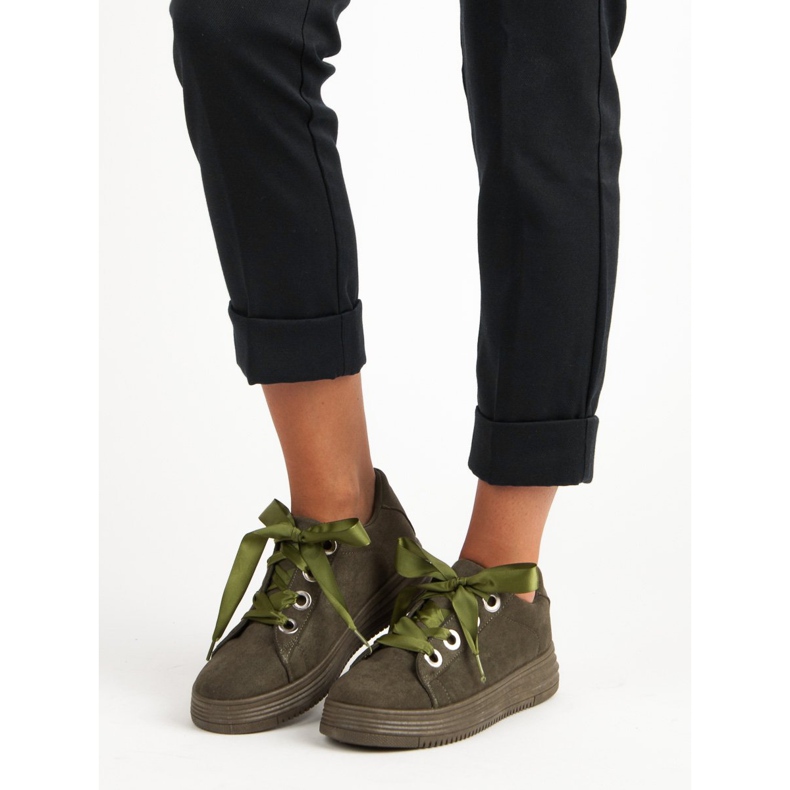 Dunkelgrüne Sneakers aus Wildleder 1