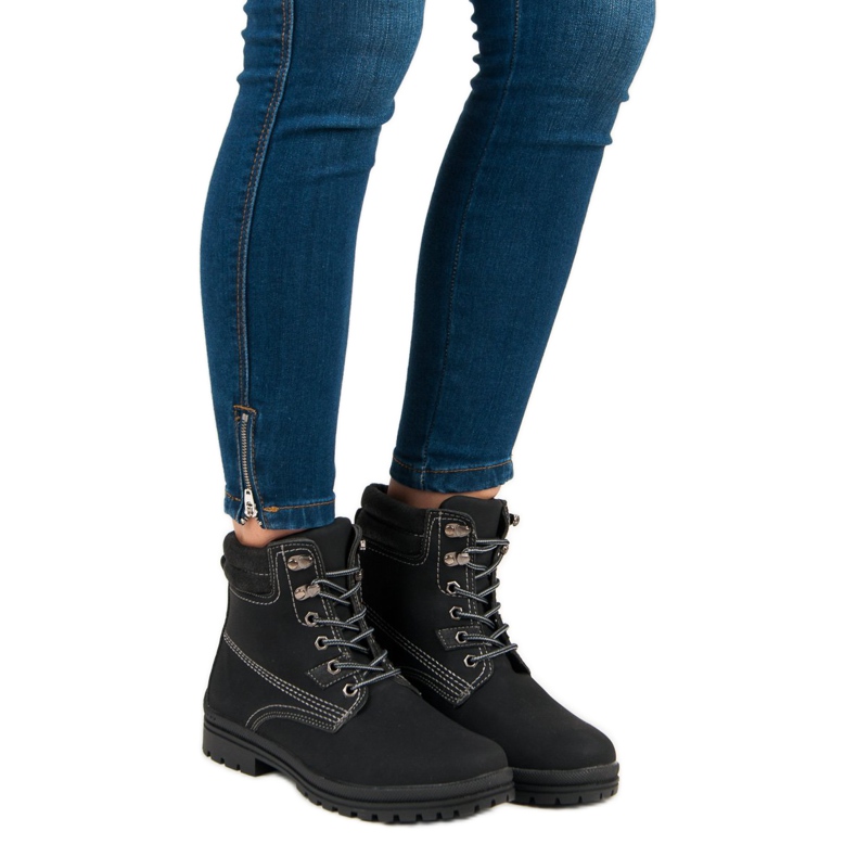 Schwarz gebundene Wanderschuhe 1