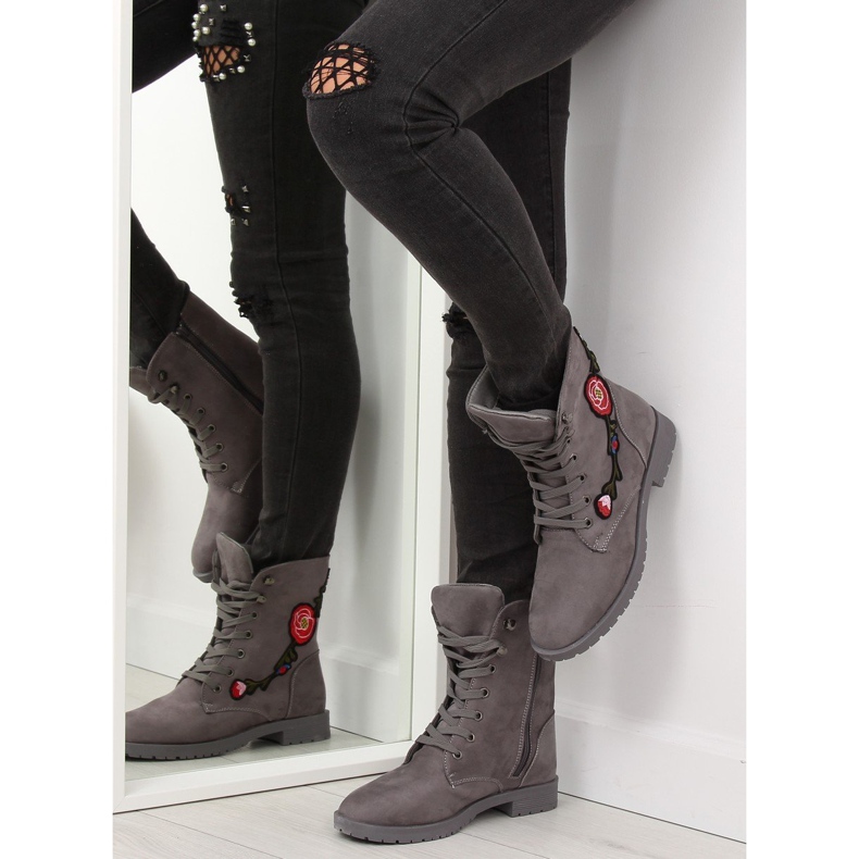 Arbeiterinnen mit grauer AB-9 Grauer Stickerei 1