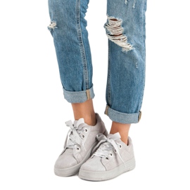 Hellgraue Sneakers aus Wildleder 1