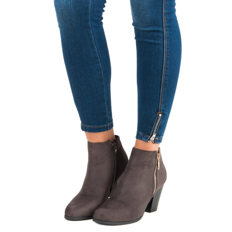 Groto Gogo Wildleder Booties auf einer Bar grau 1