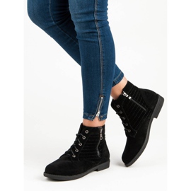 Schwarze Stiefeletten an einem Reißverschluss 1