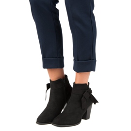 SDS Schwarze Stiefeletten am Pfosten 1