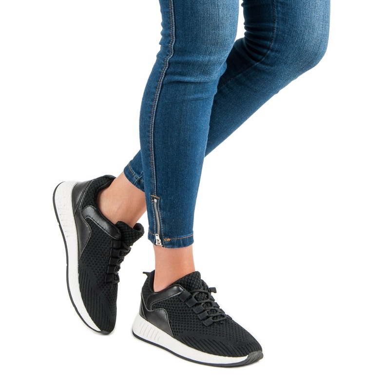 Leichte Sportschuhe schwarz 1