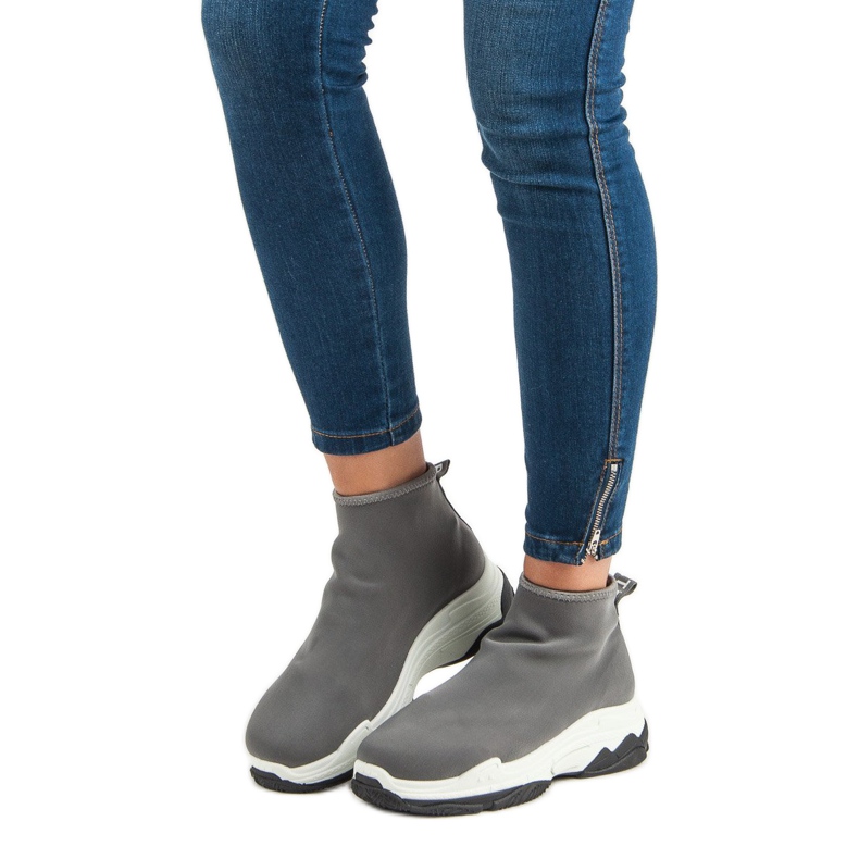 Modische Sportschuhe grau 1