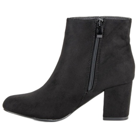 Mannika Wildleder Booties auf einer Bar schwarz 1