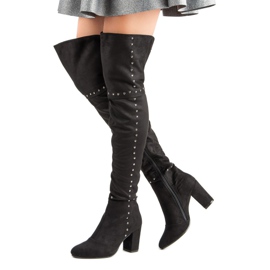 Schwarze Oberschenkelstiefel am Pfosten 2