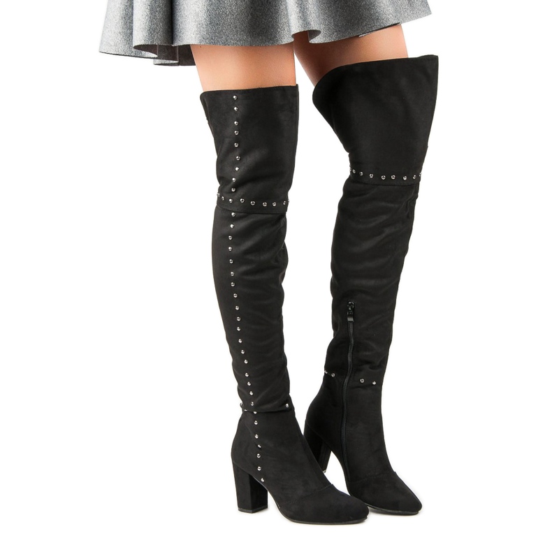 Schwarze Oberschenkelstiefel am Pfosten 1